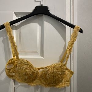 La Perla lace bra.  Size 32 A.  Gently worn but in great condition.